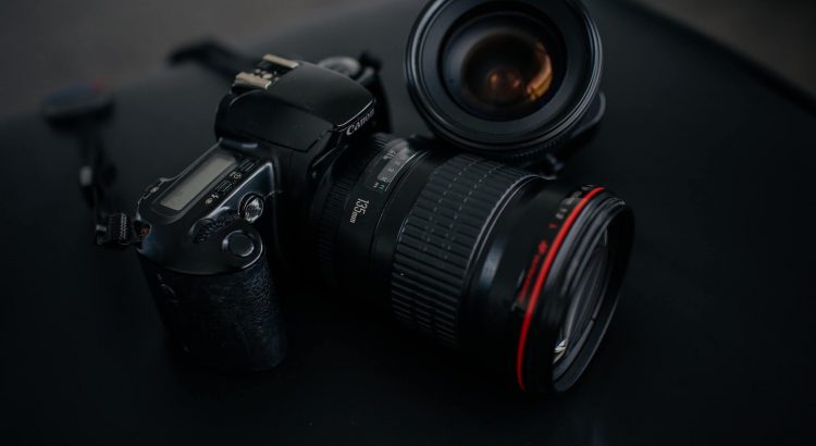 Una elegante cámara sin espejo, de tamaño compacto, diseñada para la fotografía de alta calidad